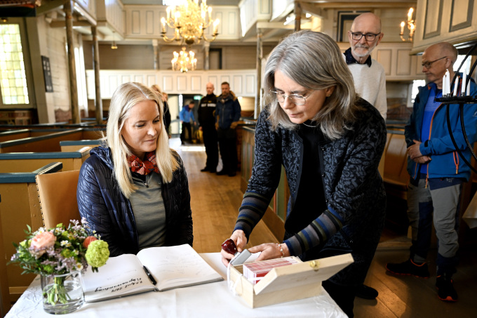 I Egersund kirke fikk Kronprinsessen utdelt pilegrimspass og turens første stempel i passet. Foto: Carina Johansen / NTB