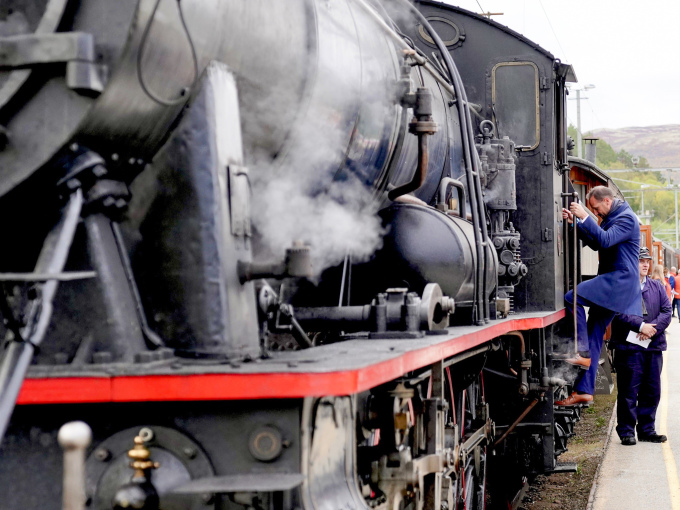 Et stort damplokomotiv fra 1914 brakte jubileumsgjestene fra Dombås til Hjerkinn stasjon. Jubileumstoget har gått i fast trafikk på Dovrebanen. Foto: Simen Løvberg Sund, Det kongelige hoff