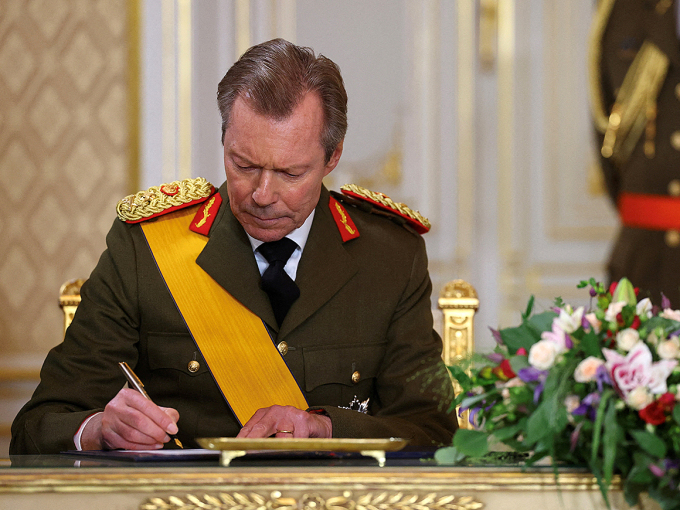 Storhertug Henri signerer sin abdikasjon. Foto: Kai Pfaffenbach / Reuters / NTB