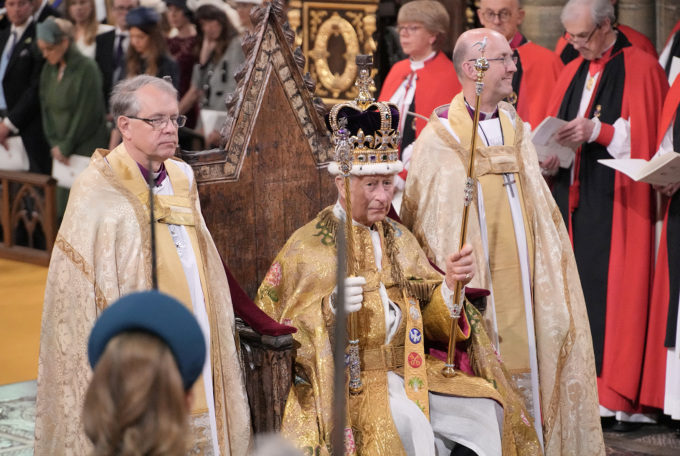 Kongen ble kronet i St. Edwards stol, laget i 1300 for Edward l og brukt ved hver kroning siden den gang. Stolen står permanent i Westminister Abbey.