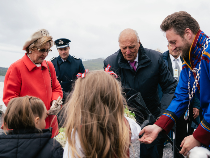 Havnesjef Jan Inge Karlsen, ordfører Kai Petter Johansen og politimester Astrid Nilsen ønsket Kongeparet velkommen, og de yngste vertene, Martine Kaasen (5) og Ingrid Amalie Olsen-Åsheim (6), overrakte blomster. Foto: Ola Vatn, Det kongelige hoff