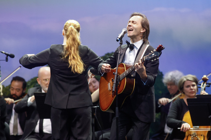 Sondre Lerche avsluttet kveldens konsert sammen med Bergen Filharmoniske. Foto: Silje Katrine Robinson / NTB