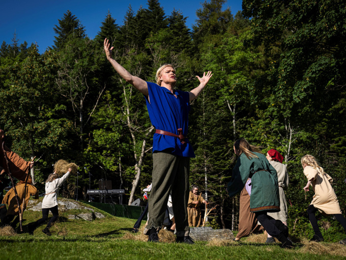 På Rønnebergplassen fekk Kongeparet sjå utdrag fra «Spelet om kong Arthur». Foto: Erik Birkeland / TINGH