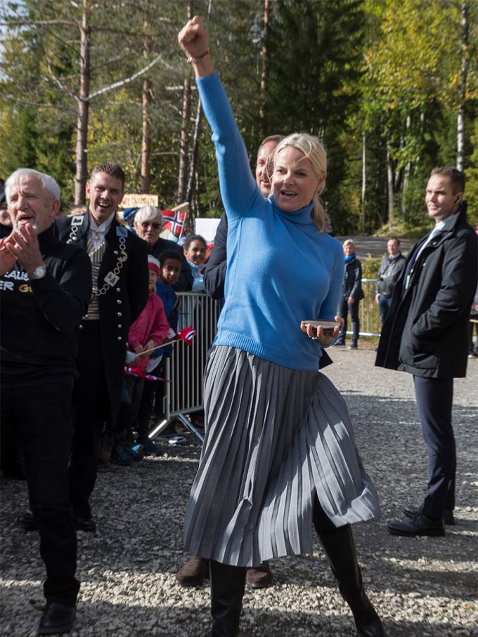 Det viste seg også at Kronprinsessen har store talenter innen skotthyllkasting. Foto: Berit Roald / NTB scanpix