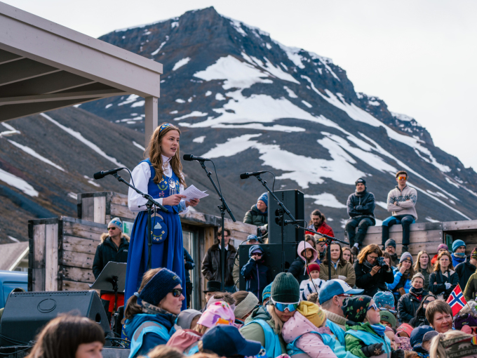 I talen satte også Aurora Nordtømme Uhlen (18) ord på det unike i Longyearbyen, men som også er hverdag for unge på øya 78 grader nord. Som at de kjører snøskuter til skolen, det er reinsdyr i gata og uteaktiviteter i gymmen kan bety å fyre opp en primus i snøstorm. Foto: Ola Vatn, Det kongelige hoff