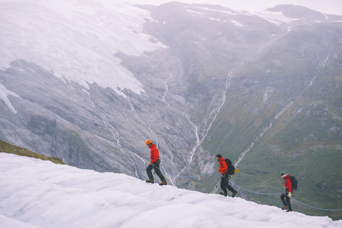 Kronprins Haakon gikk på Jostedalsbreen, Nord-Europas største fastlandsbre. Foto: Marius Dalseg, DNT
