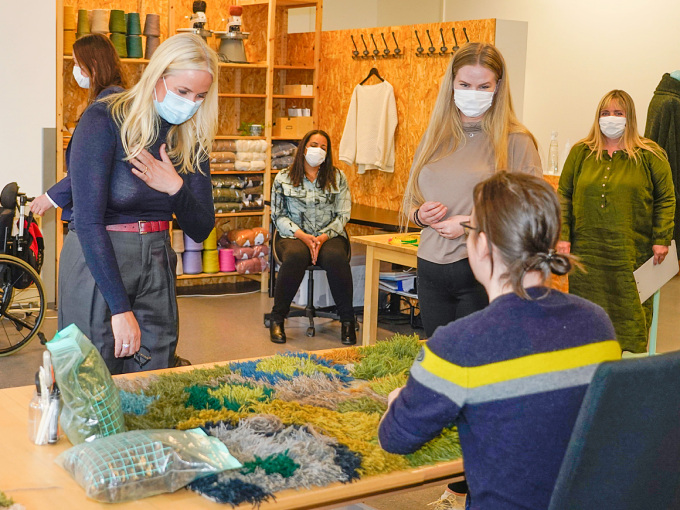 Magnus Olav Sand viser Kronprinsessen et teppe han har laget. Foto: Lise Åserud / NTB 