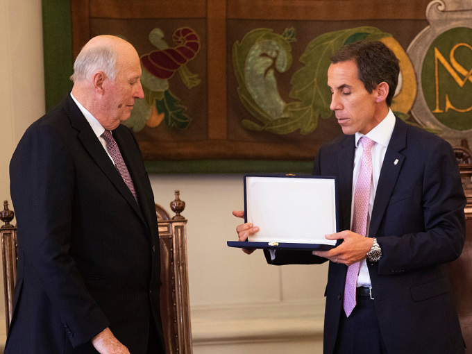 Kong Harald mottar byens nøkler av Santiagos ordfører, Felipe Alessandri. Foto: Tom Hansen, Hansenfoto.no