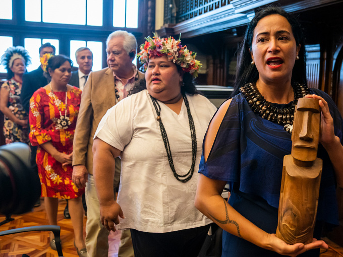 Tarita Alarcon Rapu, guvernør på Påskeøya, synger under tilbakeføringsseremonien. Foto: Heiko Junge / NTB scanpix
