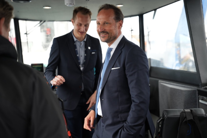 Omvisning i havneområdet utenfor messen. Der viser utstillere frem blant annet fartøyer som er sentrale for bransjen. Foto: Bjørn Erik Øvrelid, Statsforvalteren i Trøndelag