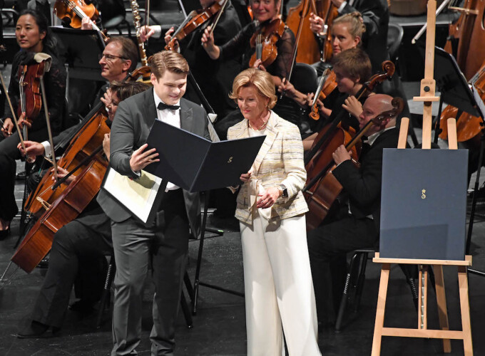 Dronninga overrekkjer andreprisen til barytonen Stefan Astakhov. Foto: Sven Gj. Gjeruldsen, Det kongelege hoffet