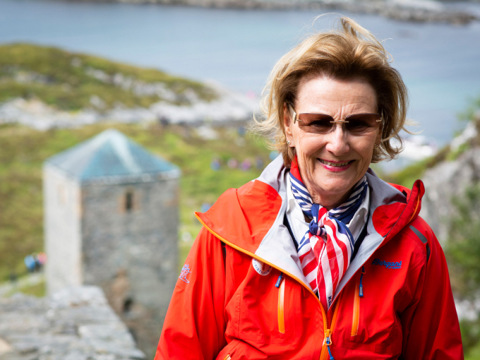 Dronning Sonja på veg opp til St. Sunnivahola. Foto: Liv Anette Luane, Det kongelege hoff