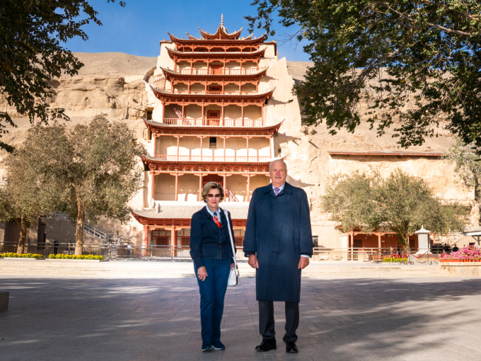 Kongeparet besøker Mogao-grottene. Foto: Heiko Junge, NTB scanpix
