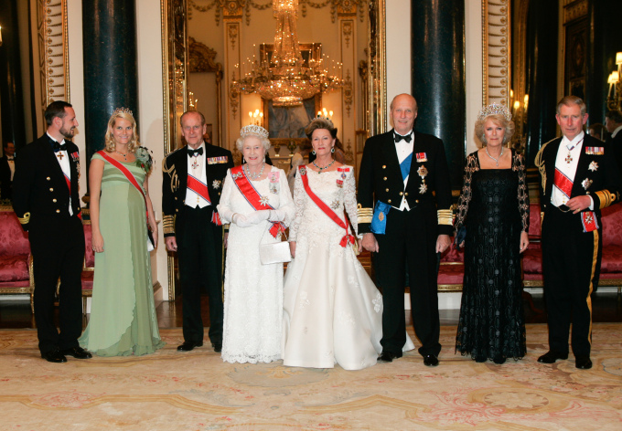 Samlet til bankett på Buckingham Palace i 2005: F.v. Kronprins Haakon, Kronprinsesse Mette-Marit, Prins Philip, Dronning Elizabeth, Dronning Sonja, Kong Harald, Camilla – Hertuginnen av Cornwall og Prins Charles. Foto: Bjørn Sigurdsøn / NTB