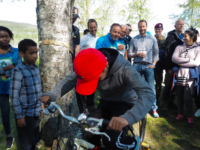 Mohammed Aluo (12) lager smoothie på sykkel. Foto: Liv Anette Luane, Det kongelige hoff