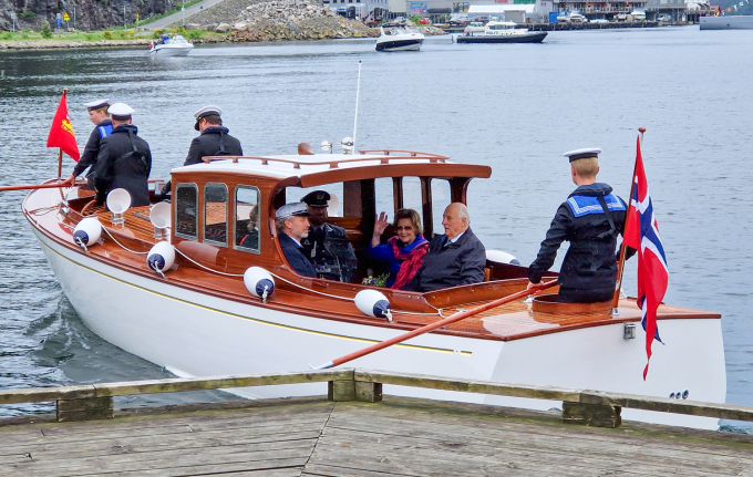 Kongeparet vinker farvel til alle som hadde møtt fram i Flekkefjord. Nå går reisen videre til Randaberg. Foto: Dag Ole Teigen / Statsforvalteren i Agder