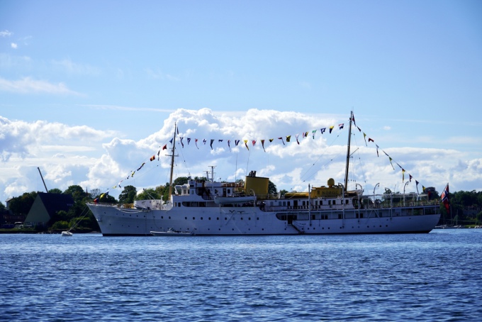 Kongeskipet i Frognerkilen i ettermiddag. Foto: Sara Svanemyr, Det kongelige hoff