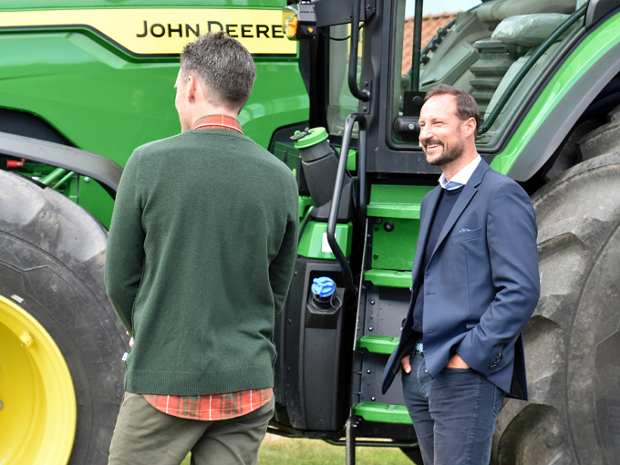 Edvard Freberg på Vølen gård orienterer Kronprinsen om bruk av GPS på traktor – en metode som letter arbeidet for den som kjører. Foto: Liv Anette Luane, Det kongelige hoff