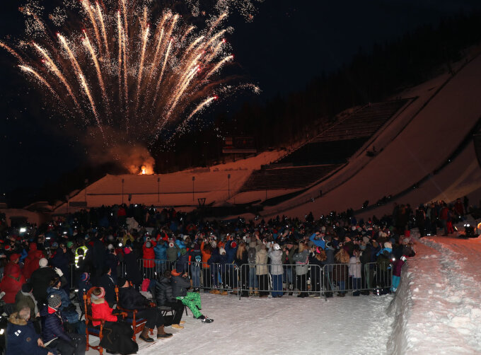 Festen på sletta ble avsluttet med festfyrverkeri - på samme måte som åpningsseremonien i 1994. Foto: Geir Olsen / NTB scanpix