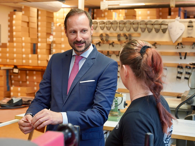 Anja Hauståker viste Kronprinsen rundt på fabrikken, der mellom anna aurlandsskoen blir produsert. Foto: Sara Svanemyr, Det kongelege hoffet
