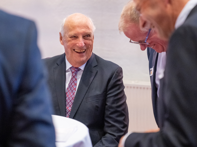 Kong Harald i samtale med akademiske ledere fra USA. Foto: Liv Anette Luane, Det kongelige hoff