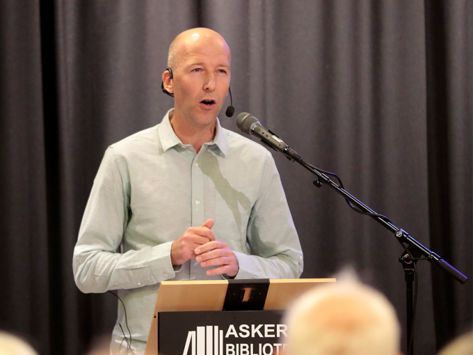 Kronprinsessen og publikum på Asker bibliotek fikk høre forfatteren Alfred Fidjestøl fortelle om Hulda og Arne Garborg og Askerkretsen. Foto: Lise Åserud, NTB scanpix.