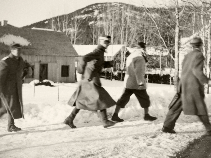Kongen og Kronprinsen søker dekning for det tyske flyangrepet på Nybergsund 11. april 1940. Foto: Johan Wilhelm Clüver, De kongelige samlinger
