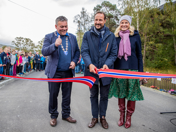 Kronprinsen opnar Brubakken trafikkmiljøtiltak saman med Kronprinsesse Mette-Marit og ordføraren i Lom, Bjarne Eiolf Holø. Foto: Stian Lysberg Solum / NTB scanpix
