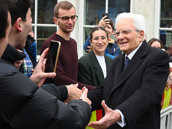 Det er eit svært internasjonalt miljø ved NTNU. President Mattarella helsar på nokre av dei italienske studentane. Foto: Sven Gj. Gjeruldsen, Det kongelege hoffet