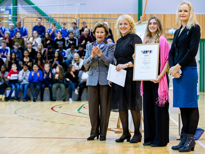 Dronning Sonja med f.v: rektor Elisabeth Dullum, elevrådsleder Miroslava Petkova Georgieva og juryleder Inga Bolstad. Foto: Tore Meek / NTB scanpix
