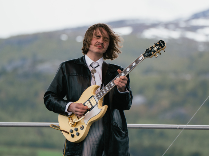Bjørn Kristian Henriksen fra Badderen i Kvænangen sørget for en pangstart fra sceneprogrammet med sin heavy metal gitarsolo. Foto: Ola Vatn, Det kongelige hoff
