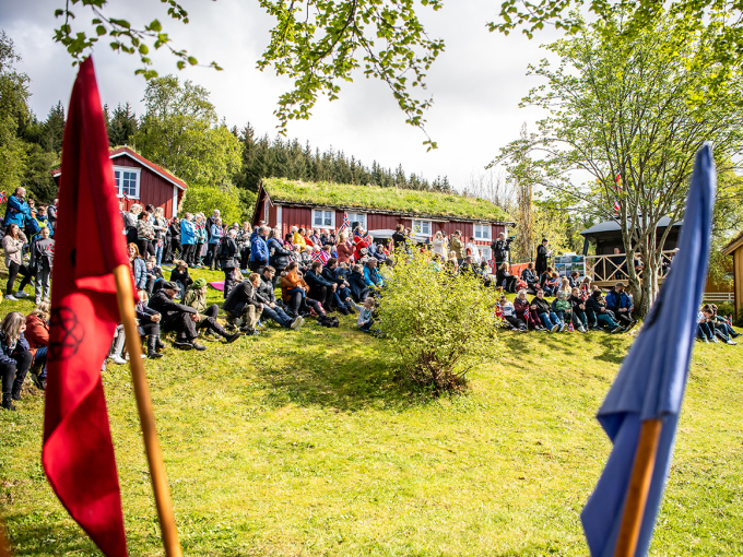 Mange av Vevelstads rundt 460 innbyggere hadde samlet seg på Bygdetunet for å ta del i det kongelige besøket. Foto: Annika Byrde / NTB