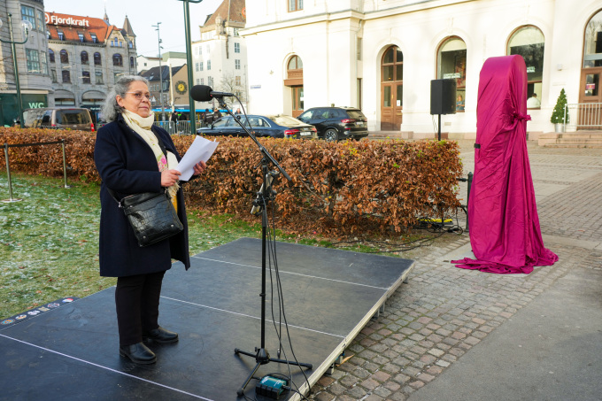 Solomia Karoli ønsket velkommen på vegne av Roma Manushikane Cacimata. Foto: Ole Berg-Rusten / NTB