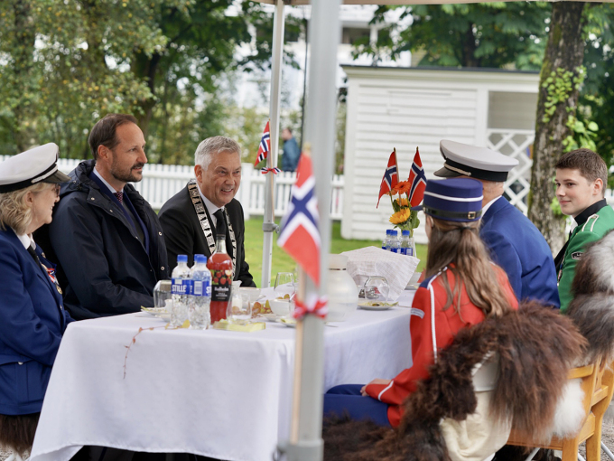 Kronprinsen fekk ta del i ein generasjonssamtale der alderen på deltakarane spente frå 14 til 88 år. Ordførar Petter Sortland leidde samtalen. Foto: Sara Svanemyr, Det kongelege hoffet