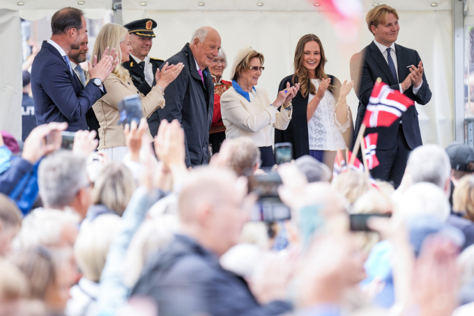 Det ble sunget for Dronningen under arrangementet i Stavanger sentrum. Dronningen har fødselsdag 4. juli. Foto: Fredrik Varfjell / NTB