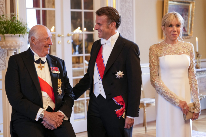 Kongeparet holdt gallamiddag i anledning den franske presidentens offisielle besøk til Norge. Foto: Javad Parsa / NTB
