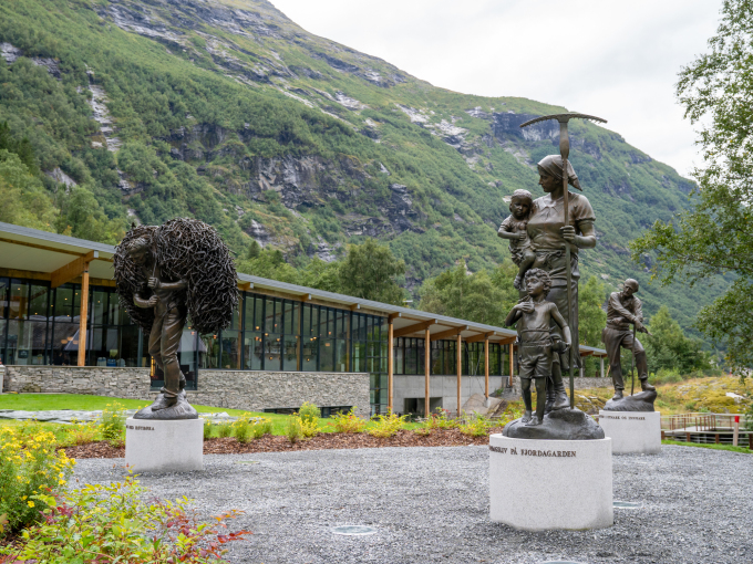 Skulpturane er laga av kunstnaren Ola Stavseng og er ein hyllest til fjordfolket. Foto: Liv Anette Luane, Det kongelege hoffet