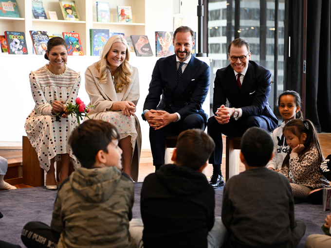 I samtale med barn om bøker på Kulturhusets bibliotek. Foto: Pontus Lundahl/TT / NTB