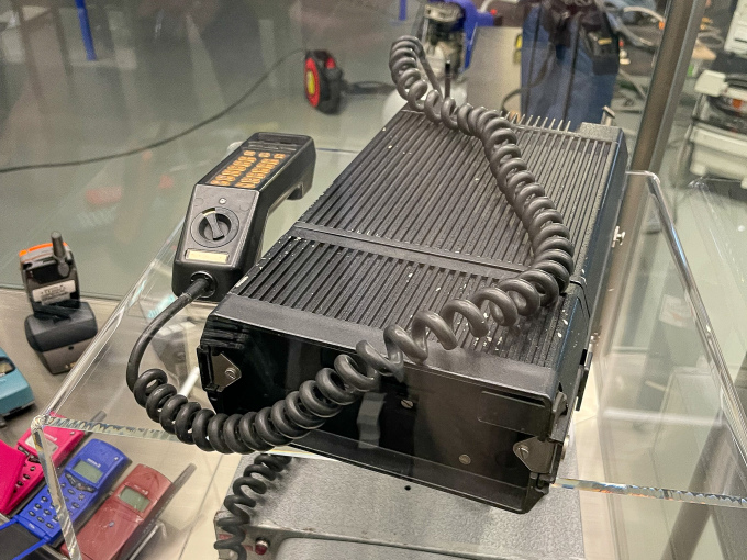 Kong Olavs første mobil – en 17 kilo tung NMT-450 fra 1981 – inngår i utstillingen I/O. Foto: Liv Anette Luane, Det kongelige hoff