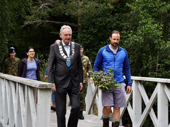 Kronprins Haakon og ordførar Thor Gudbrand Taraldrud Kvaal under seremonien ved Nordre Hallangen. Foto: Simen Løvberg Sund, Det kongelege hoffet