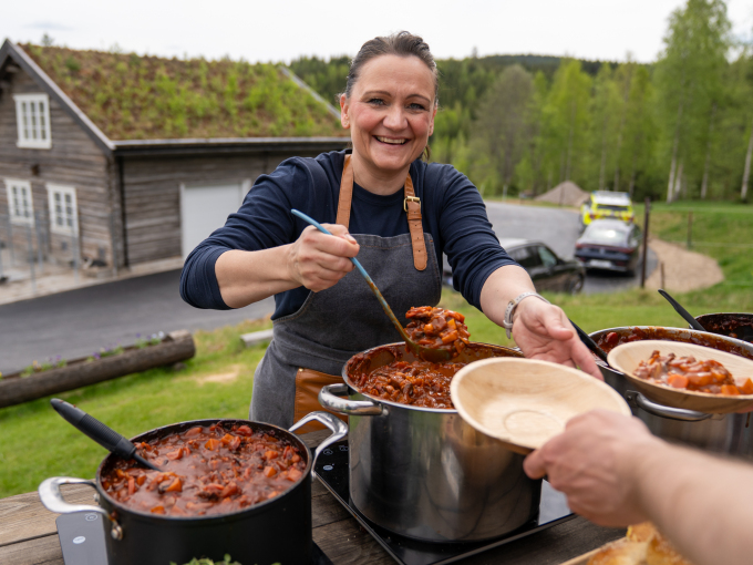 Anine Gutubakken Byles i Norges Jeger- og Fiskerforbund serverte “en vilt god vegetarrett” med lokale grønnsaker og en gryte med lokal hjort og rådyr til lunsj på Holberg gård i Åsnes. Under måltidet var Friluftslivets år 2025 tema. Foto: Liv Anette Luane, Det kongelige hoff