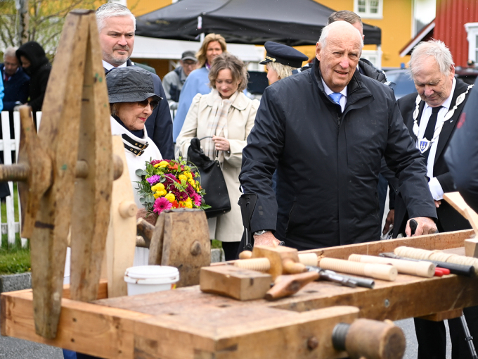 Kongeparet fikk høre om båtbyggertradisjonen i Hemnes  Foto: Annika Byrde / NTB