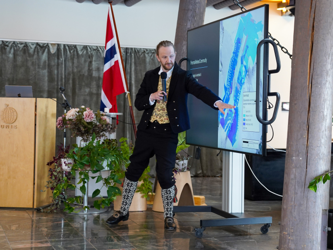 Kva skjer når permafrosten tinar? Doktorgradsstipendiat Knut Ivar Tveit fortalde om skredfaren som oppstår når bakken mistar stabiliteten sin. Foto: Liv Anette Luane, Det kongelege hoffet