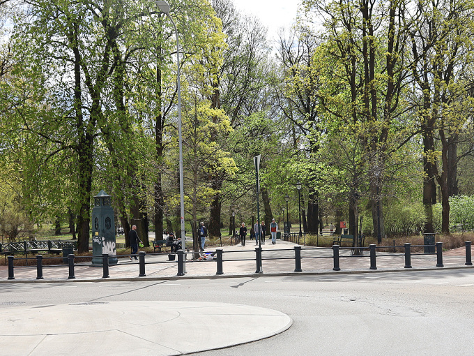 Dei fleste stadene er det kjetting mellom pullertane, men her i krysset mot Litteraturhuset er det valt faste stag – av omsyn til trafikktryggleiken. Foto: Liv Osmundsen, Det kongelege hoffet