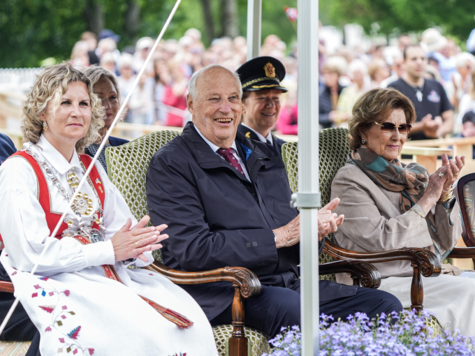 Kongeparet kunne glede seg over innslag med humor, dans og song i Froland. Foto: Lise Åserud, NTB