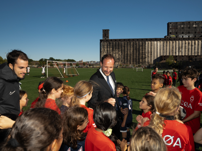 På USA-reisens siste dag besøker Kronprins Haakon Gjøa fotballklubb ved Red Hook Soccer Field og får en orientering om Gjøas historiske tilknytning til Norge. Foto: Ola Vatn, Det kongelige hoff