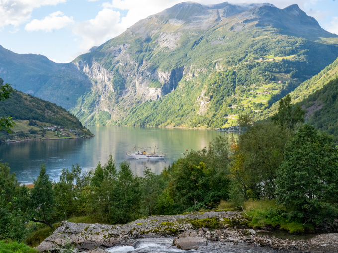 Kongeskipet Norge ligg inst i Geirangerfjorden under besøket. Den UNESCO-registrerte fjorden utgjer ein arm av Storfjorden. Foto: Liv Anette Luane, Det kongelege hoffet