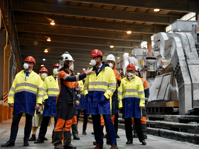 Kronprins Haakon fekk ei omvising i elektrolysehallen ved Hydro Høyanger. Foto: Sara Svanemyr, Det kongelege hoffet