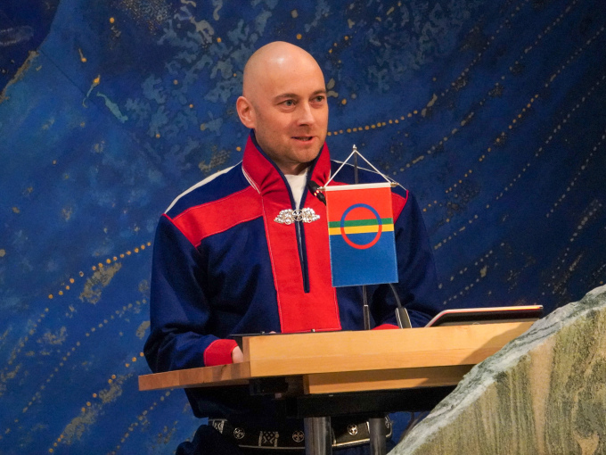 Plenumsleiar Tom Sottinen ønskjer velkommen. Foto: Vaino Rensberg / Sametinget