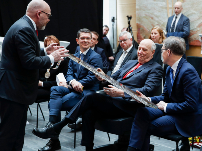 Lette materialar er avgjerande viktig. Kong Harald fekk sjølv kjenne vekta av materialar som blant anna blir brukte på satellittar. Foto: Vidar Ruud / NTB scanpix